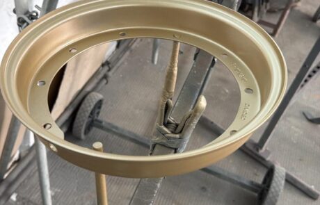 Goldfarbene Felgen beim Trocknen Goldfarbene Felgen beim Trocknen