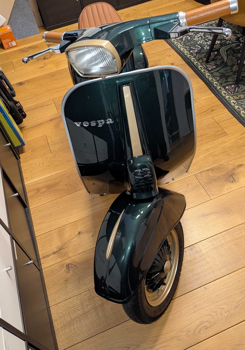 Vespa nach der Restauration, dunkelgrün mit goldenen Details, Frontansicht