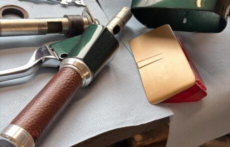 Lenkergriff mit Lederbezug und Chromdetails Lenkergriff mit Lederbezug und Chromdetails
