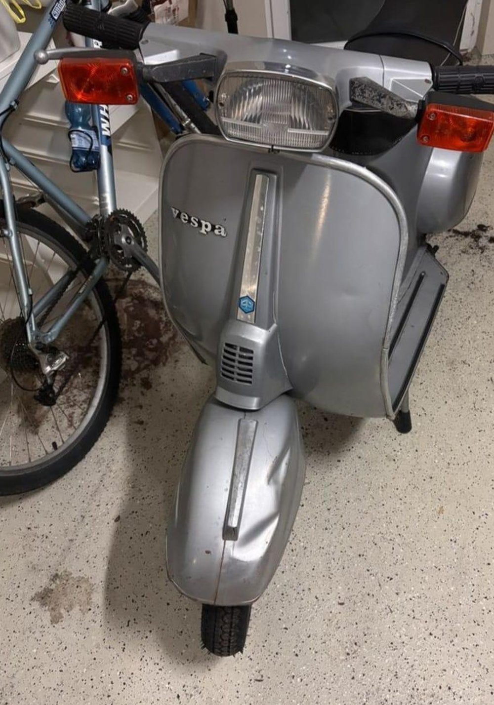 Vespa vor der Restauration, silber, Frontansicht